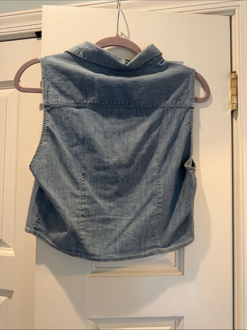 Alice + Olivia Light Blue Denim Sleeveless Collared Top - Picture 4 of 4